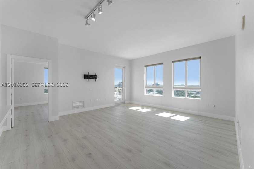 Welcome to luxury living in the heart of Kendall! This - photo 2