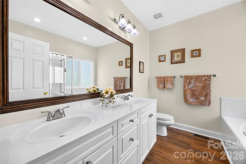 Sought-after, all-brick ranch-style home featuring 4 bedrooms, 3 - photo 25