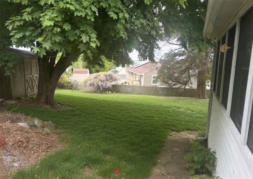 Charming well maintained 3-Bed, 2-Bath Home with Distant Water - photo 6