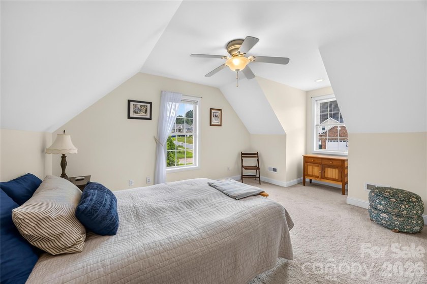 Sought-after, all-brick ranch-style home featuring 4 bedrooms, 3 - photo 31