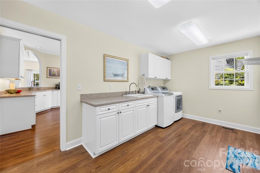 Sought-after, all-brick ranch-style home featuring 4 bedrooms, 3 - photo 34