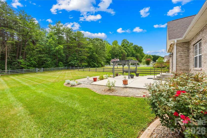 Sought-after, all-brick ranch-style home featuring 4 bedrooms, 3 - photo 37