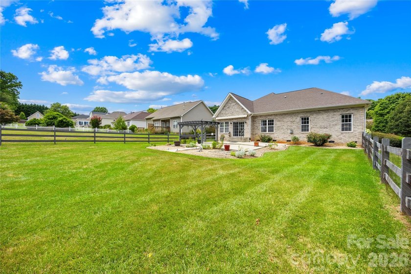 Sought-after, all-brick ranch-style home featuring 4 bedrooms, 3 - photo 38