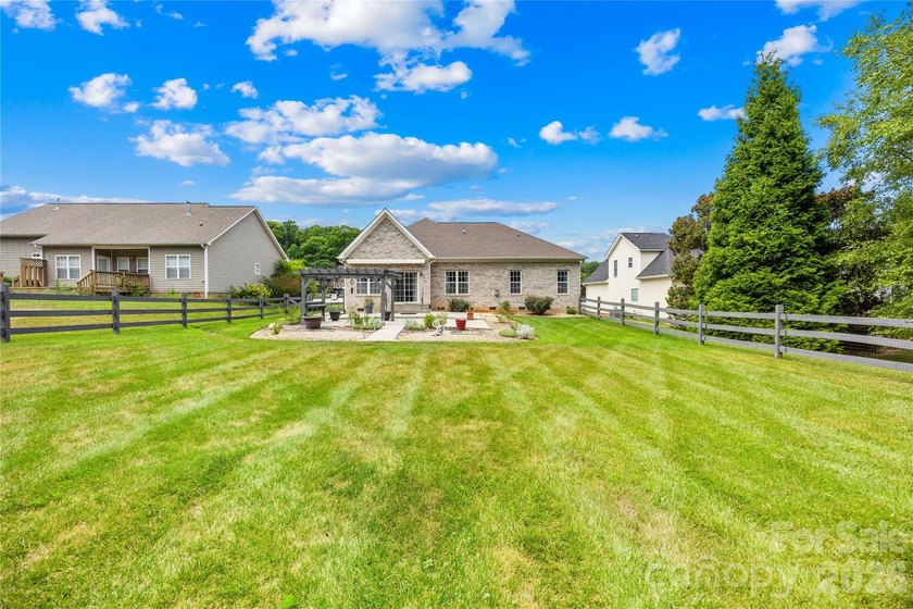 Sought-after, all-brick ranch-style home featuring 4 bedrooms, 3 - photo 39