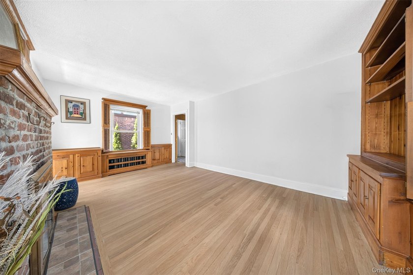 This classic Colonial on a private mid-block lot in Flushing - photo 4