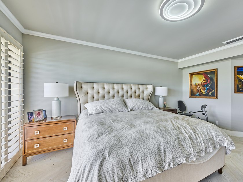 Luxurious Move-in Ready, Fully Updated Waterfront Condo in - photo 12