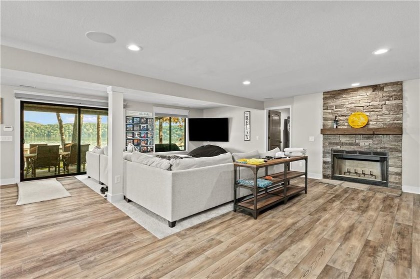 NEW PRICE!! Sunshine and Water....Lakefront living at its - photo 18