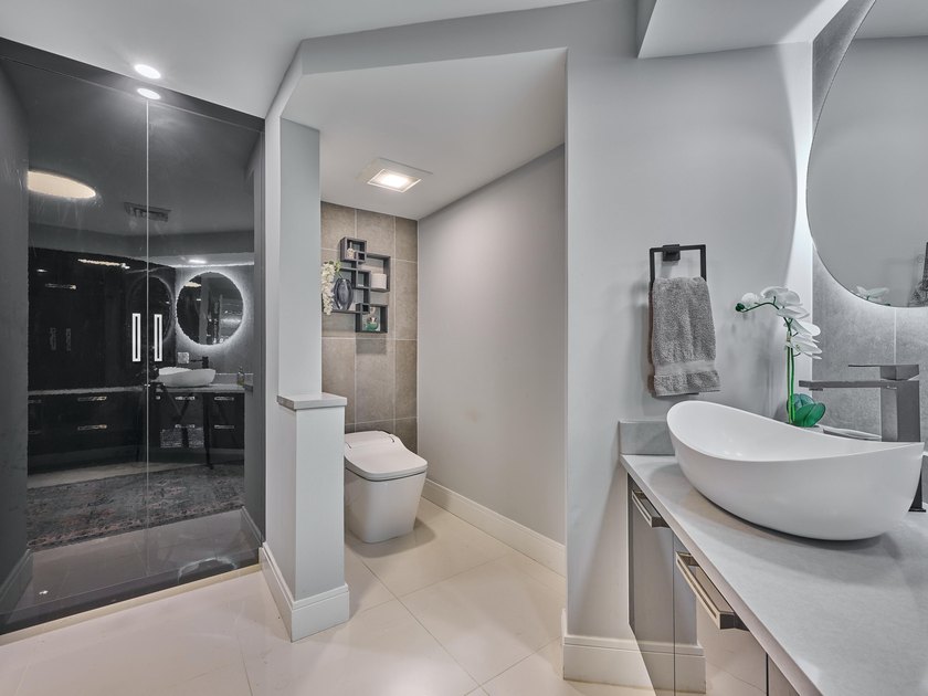 Luxurious Move-in Ready, Fully Updated Waterfront Condo in - photo 18