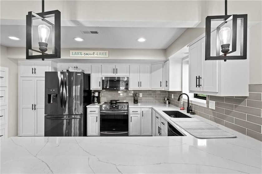 NEW PRICE!! Sunshine and Water....Lakefront living at its - photo 20