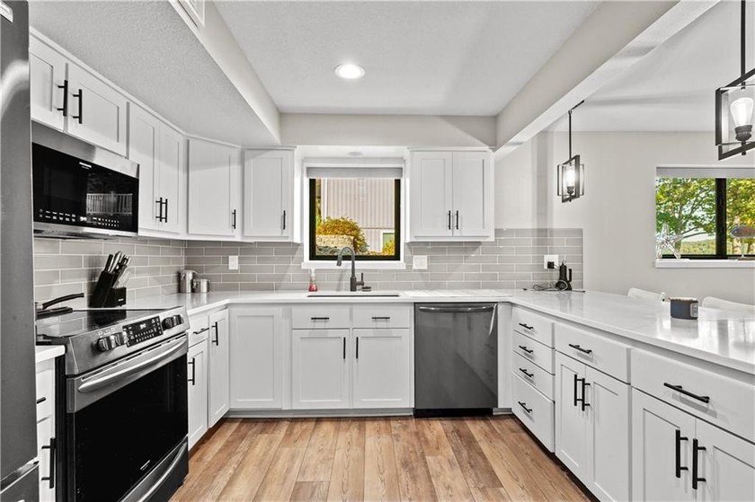 NEW PRICE!! Sunshine and Water....Lakefront living at its - photo 21