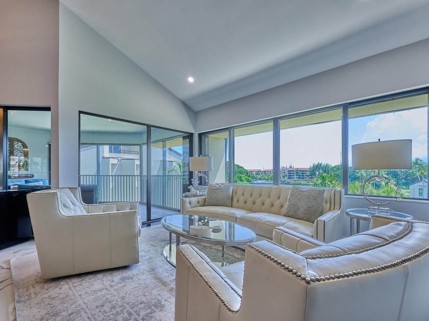 Luxurious Move-in Ready, Fully Updated Waterfront Condo in - photo 21
