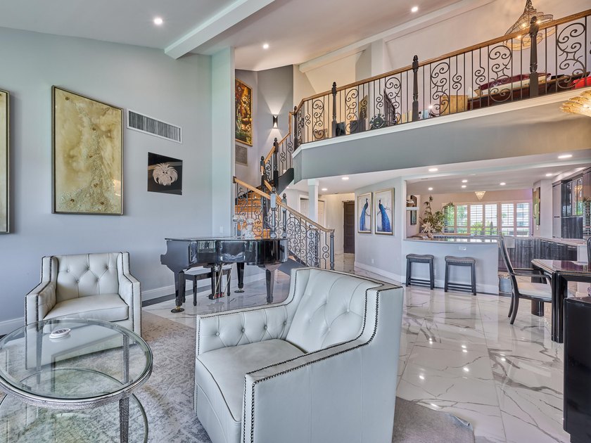 Luxurious Move-in Ready, Fully Updated Waterfront Condo in - photo 23