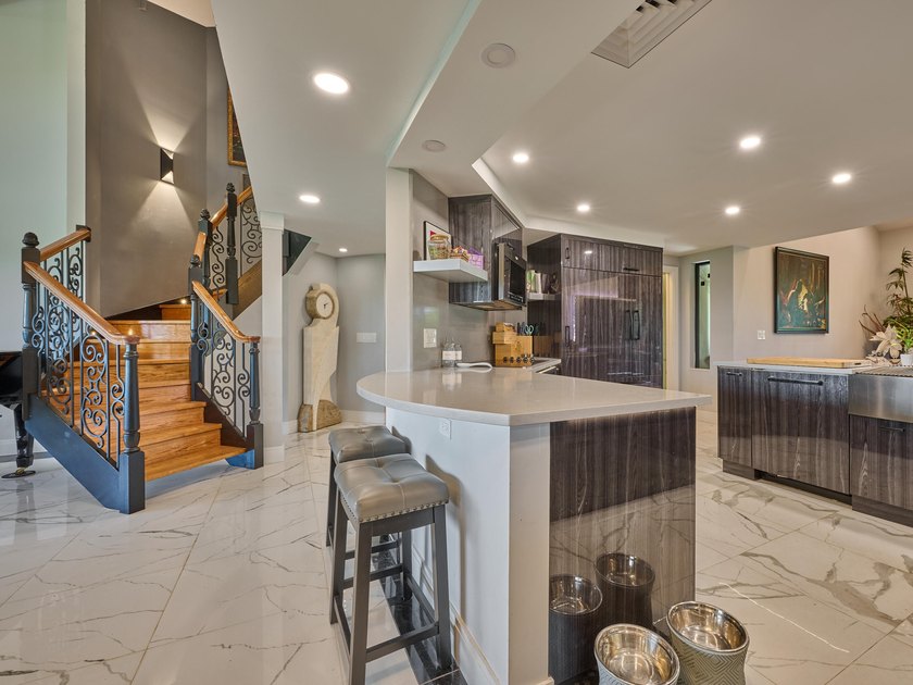 Luxurious Move-in Ready, Fully Updated Waterfront Condo in - photo 30
