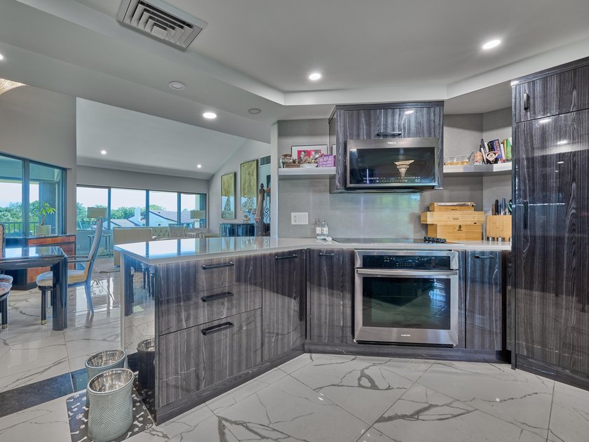 Luxurious Move-in Ready, Fully Updated Waterfront Condo in - photo 31