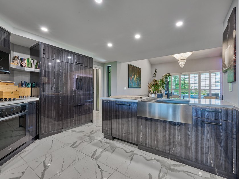 Luxurious Move-in Ready, Fully Updated Waterfront Condo in - photo 33