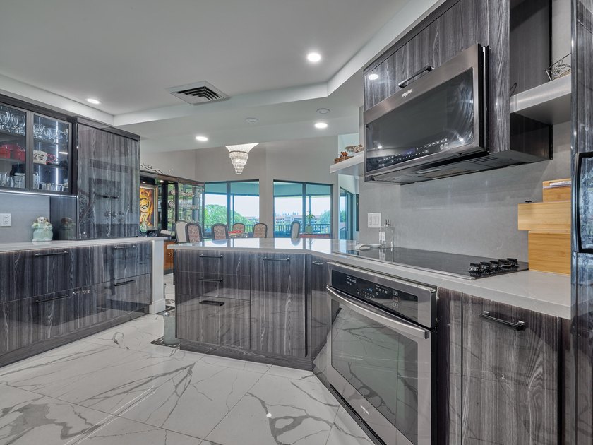 Luxurious Move-in Ready, Fully Updated Waterfront Condo in - photo 34