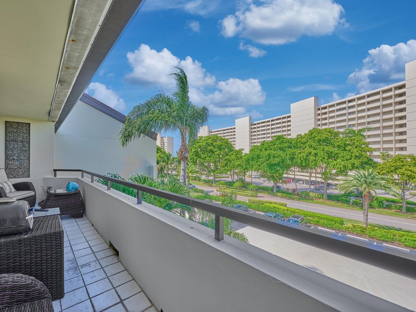 Luxurious Move-in Ready, Fully Updated Waterfront Condo in - photo 45