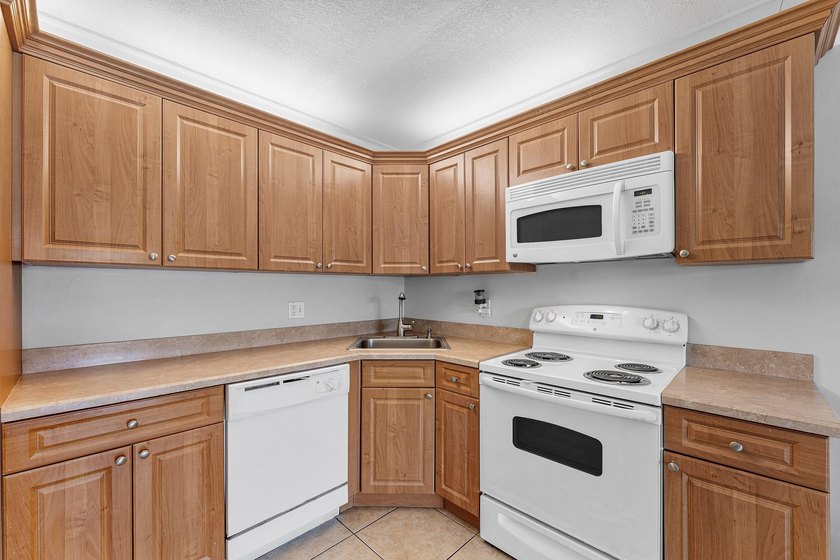 Impeccably maintained residence in the gated community of Palm - photo 11