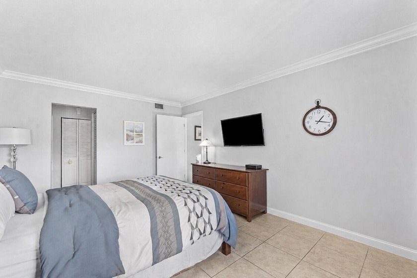 Impeccably maintained residence in the gated community of Palm - photo 14