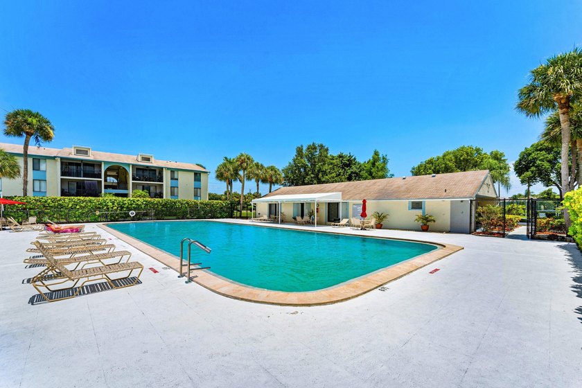Impeccably maintained residence in the gated community of Palm - photo 39