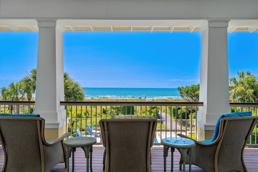 Welcome to an extraordinary oceanfront estate nestled behind - photo 2