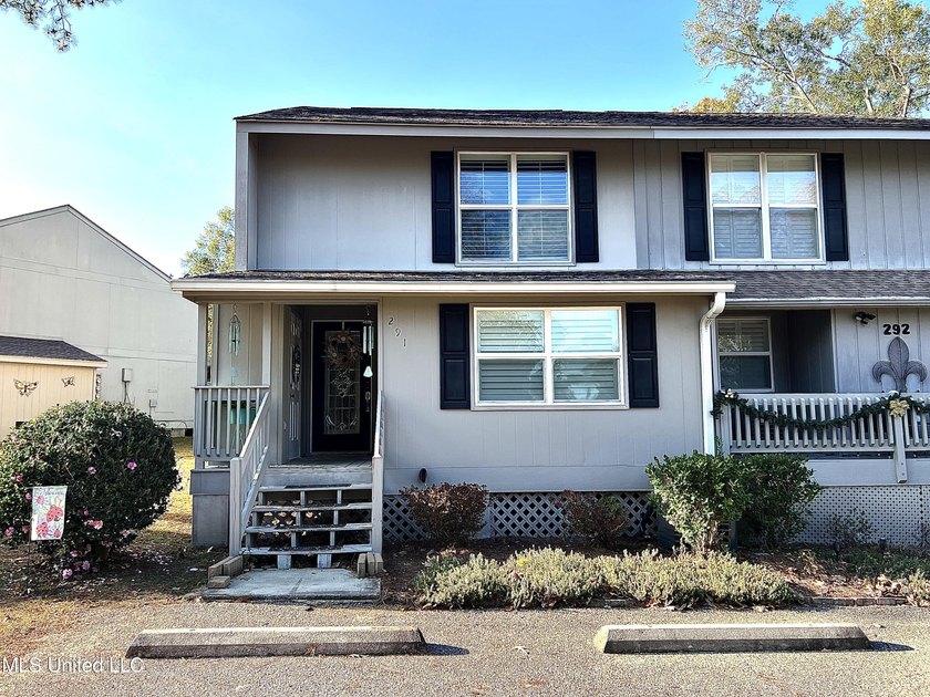 Beautiful Golf Course Retreat! This updated end-unit townhome - photo 2