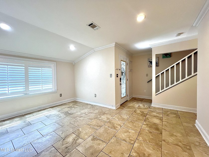 Beautiful Golf Course Retreat! This updated end-unit townhome - photo 3