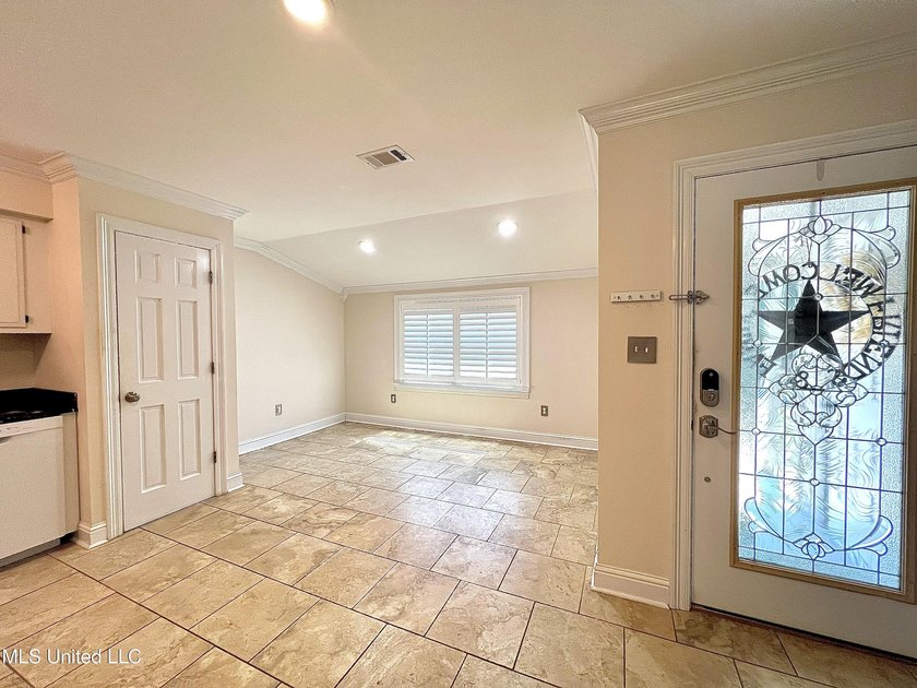 Beautiful Golf Course Retreat! This updated end-unit townhome - photo 4