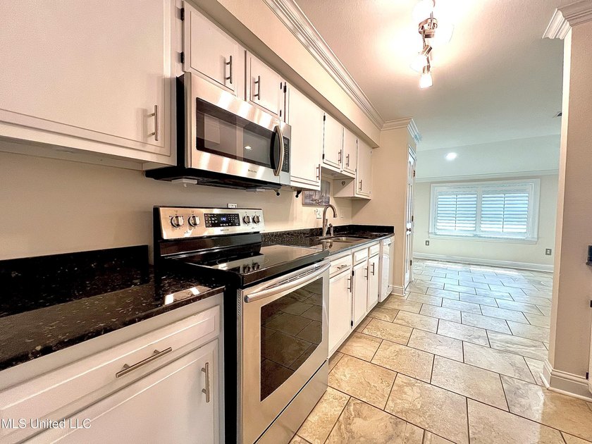 Beautiful Golf Course Retreat! This updated end-unit townhome - photo 7
