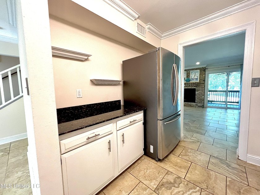 Beautiful Golf Course Retreat! This updated end-unit townhome - photo 8