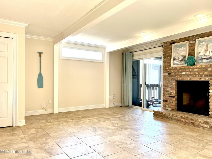 Beautiful Golf Course Retreat! This updated end-unit townhome - photo 10