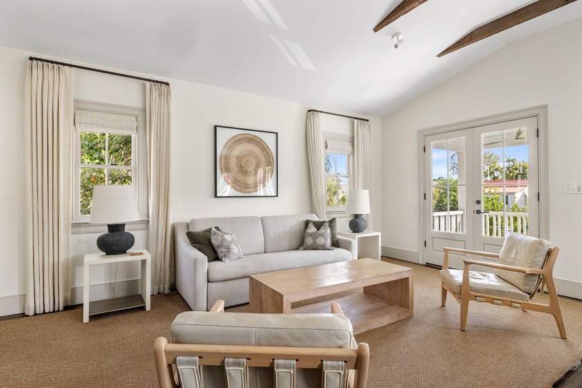 Stunning, turnkey short-term rental opportunity in the heart of - photo 4