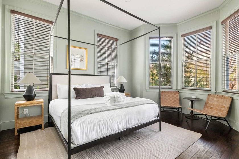 Stunning, turnkey short-term rental opportunity in the heart of - photo 8