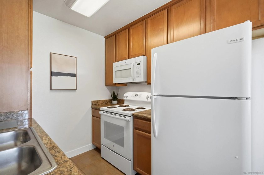 Best location in the Allure Community! Ideally situated directly - photo 6