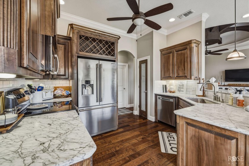 Immaculate and move-in ready, this beautifully maintained - photo 14