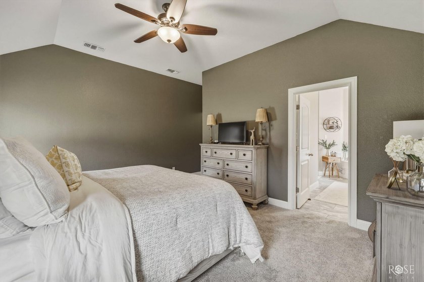 Immaculate and move-in ready, this beautifully maintained - photo 18