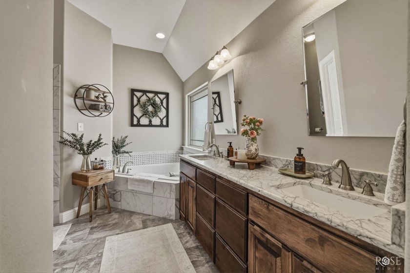 Immaculate and move-in ready, this beautifully maintained - photo 19