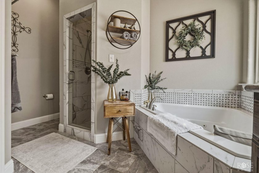 Immaculate and move-in ready, this beautifully maintained - photo 20