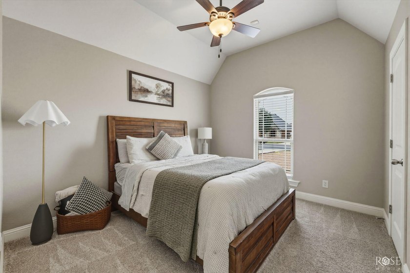 Immaculate and move-in ready, this beautifully maintained - photo 24