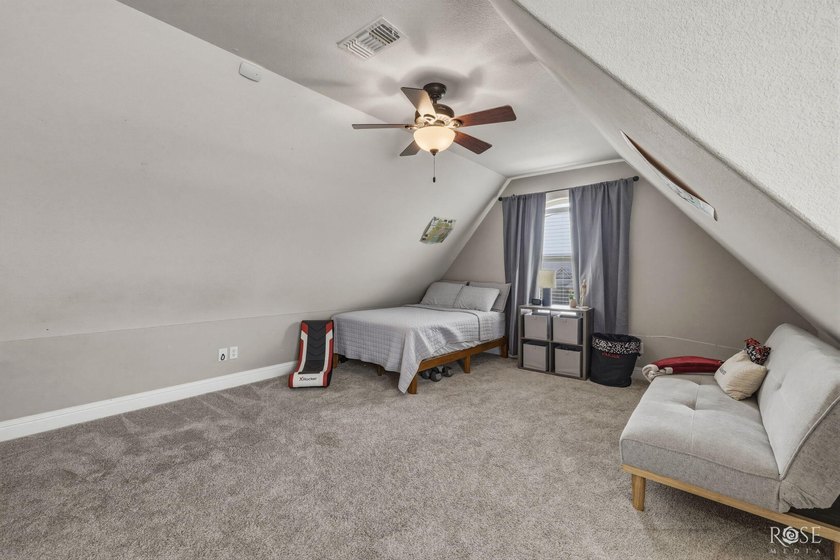 Immaculate and move-in ready, this beautifully maintained - photo 27