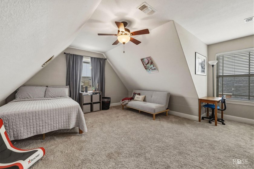 Immaculate and move-in ready, this beautifully maintained - photo 28