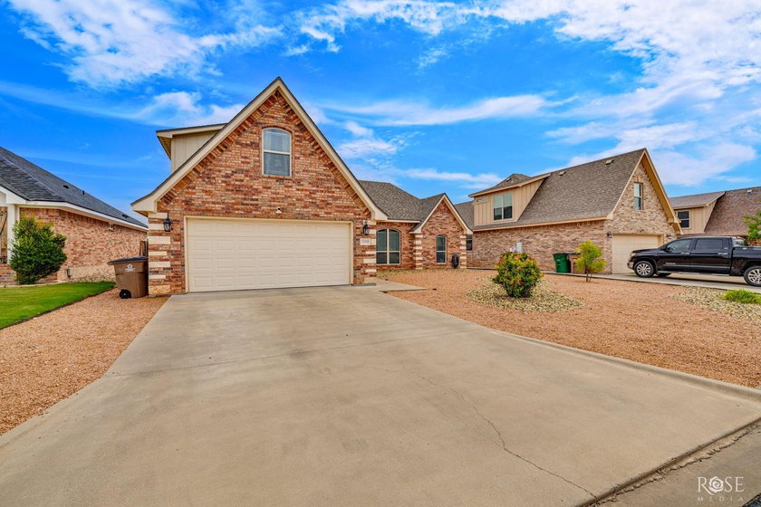 Immaculate and move-in ready, this beautifully maintained - photo 37