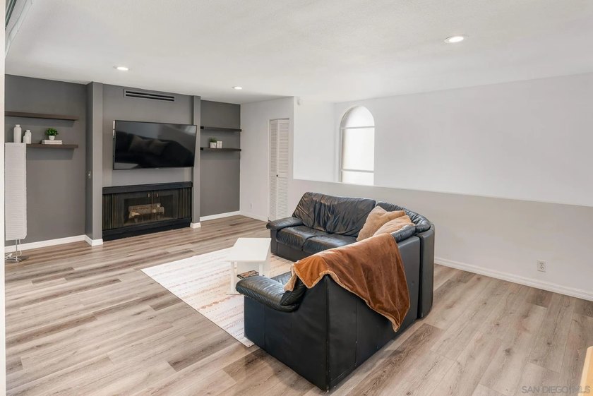 Terrific 2 Bedroom 2 Bathroom Upstairs Unit close to San Diego - photo 5