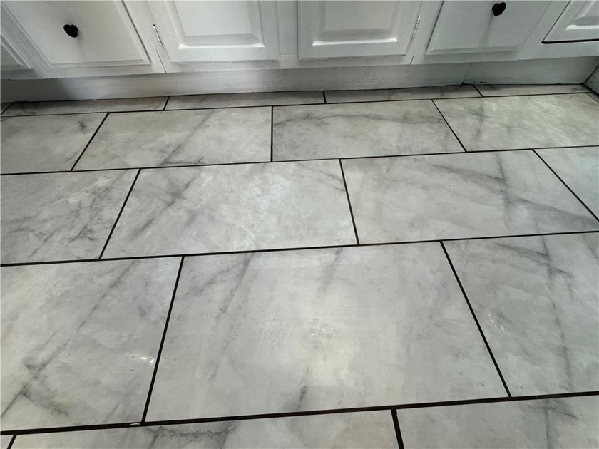 Welcome home to this beautifully remodeled 3 bedroom, 1 bathroom - photo 11