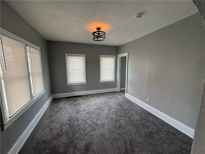 Welcome home to this beautifully remodeled 3 bedroom, 1 bathroom - photo 13