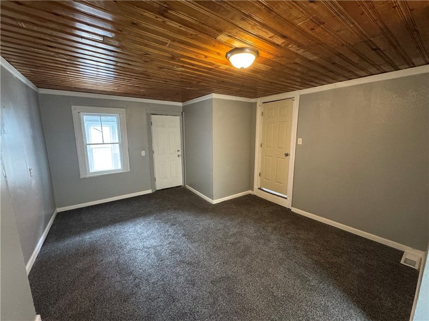 Welcome home to this beautifully remodeled 3 bedroom, 1 bathroom - photo 19