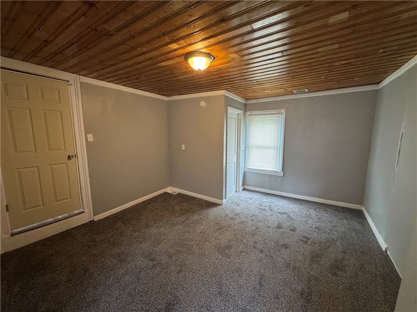 Welcome home to this beautifully remodeled 3 bedroom, 1 bathroom - photo 20