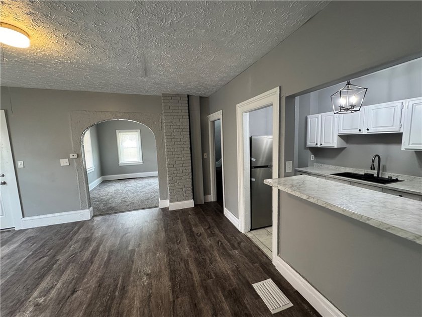 Welcome home to this beautifully remodeled 3 bedroom, 1 bathroom - photo 23