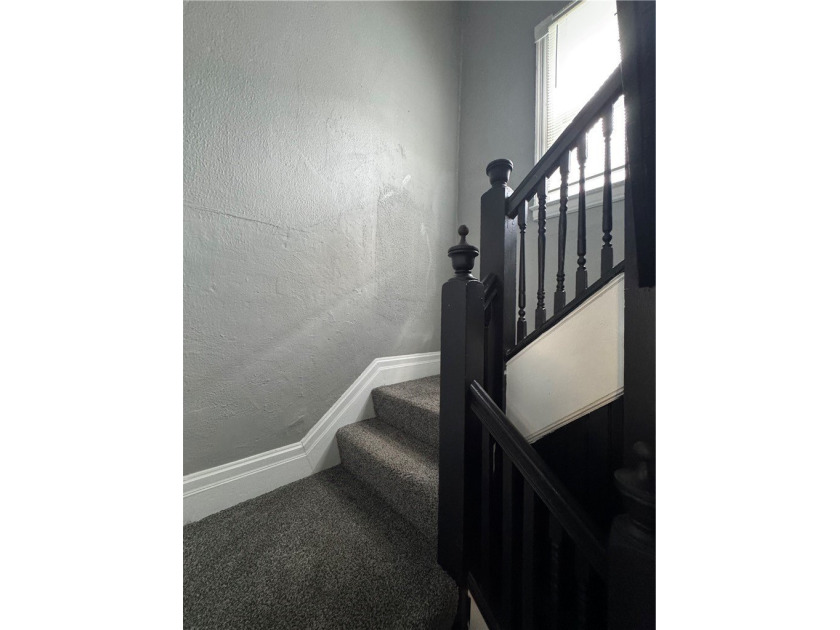 Welcome home to this beautifully remodeled 3 bedroom, 1 bathroom - photo 24