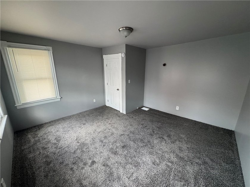 Welcome home to this beautifully remodeled 3 bedroom, 1 bathroom - photo 27